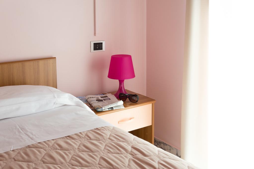 Roma Hotel ปีเนโต ภายนอก รูปภาพ