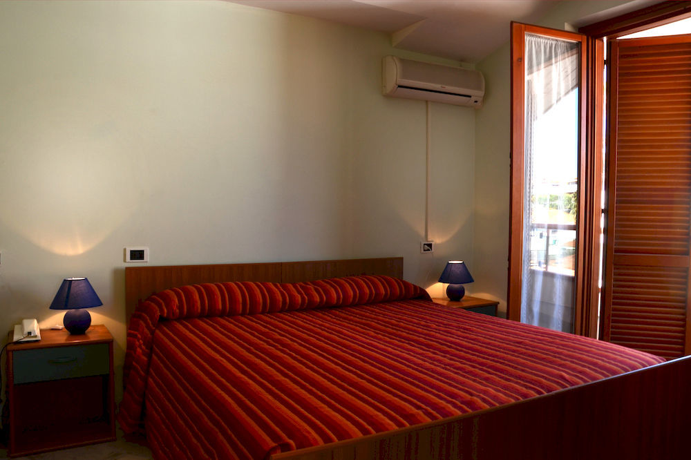 Roma Hotel ปีเนโต ภายนอก รูปภาพ